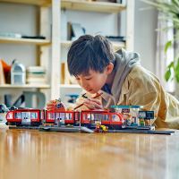 LEGO® City 60423 Tram e fermata del tram (3)